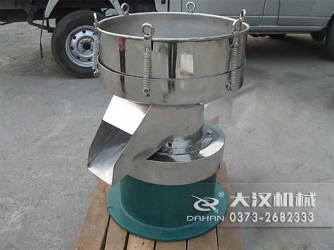 涂料振動篩由：框體，振動斗，出料口，振動電機底座等部件組成